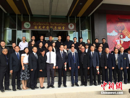 圖為譚天星與國光中學華文教師和董事會成員合影。夏春平 攝