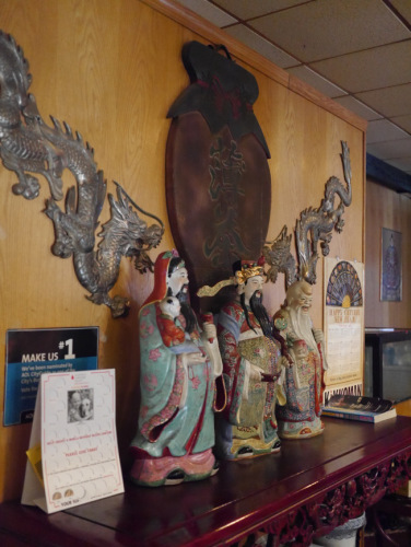 餐廳入口處的墻上，掛著歷史久遠(yuǎn)的銀色雙龍。(美國《世界周刊》/黃惠玲 攝)