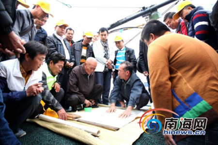 傳習班學員聽青葛老船長講述南海故事。 特約記者黃茲志攝