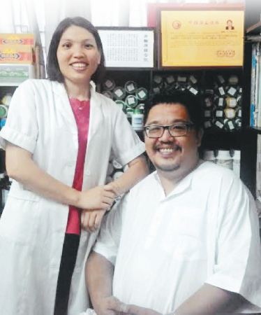 田華遠(yuǎn)嫁到大馬，排除困難，如今協(xié)助紀(jì)立信打理傳統(tǒng)理療中心。（馬來(lái)西亞《詩(shī)華日?qǐng)?bào)》）