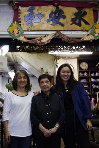 百年老店永安和三代女掌柜。左起：雷錫娟、伍惠愛(ài)、林美虹。(美國(guó)《世界周刊》/呂賢修 攝)
