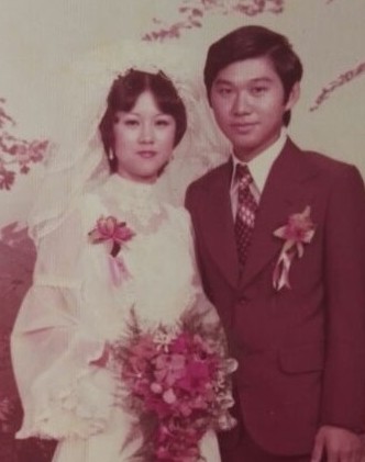 李鳳英只保留一張兒子陳少進(jìn)與媳婦的結(jié)婚照片，可是已忘記自己是如何取得這張相片。（馬來(lái)西亞《星洲日?qǐng)?bào)》）