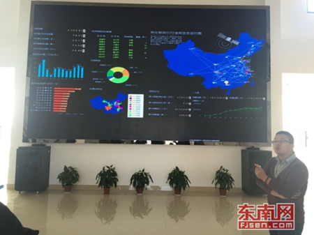 工作人員正在介紹傳化公路港的網(wǎng)絡(luò)運(yùn)營系統(tǒng)