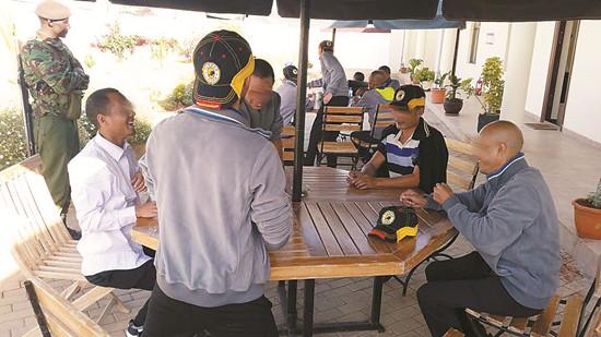 獲救船員在住所打撲克牌