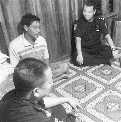 記者隨執(zhí)法人員走訪老撾籍民船。本報記者 魏哲哲攝