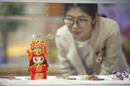  “默默噠”公仔深受年輕人喜愛，銷售火爆。