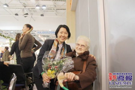 匈牙利東方國藥集團(tuán)總經(jīng)理王帆女士（左）和匈牙利中醫(yī)愛好者（右）。