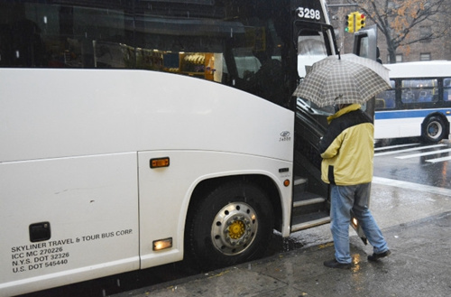 不少華裔耆老坐賭巴，賣泥碼賺生活費。(美國《世界日報》/俞姝含 攝)