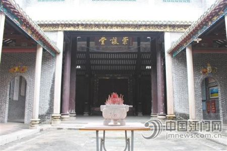 古祠內(nèi)部很寬敞，中座掛有“崇讓堂”的牌匾。