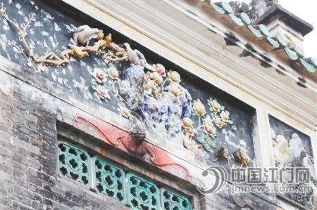 雕刻的花卉、壁畫雖因年代久遠而顯得有些陳舊，但正因為這些歲月痕跡，更顯韻味。