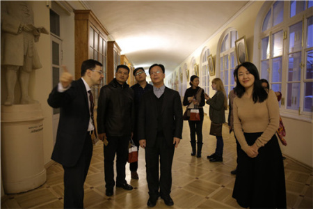 中國(guó)“一帶一路”媒體采訪團(tuán)在圣彼得堡國(guó)立大學(xué)參觀。(圖片來(lái)源：央視網(wǎng) 張土昌)