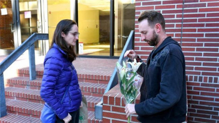 道爾頓•庫(kù)姆斯(右)和凱特到曾曉峰的辦公室獻(xiàn)花。庫(kù)姆斯曾是曾曉峰的學(xué)生。(網(wǎng)頁(yè)截圖)