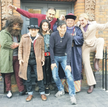 　圖片為孫越與英國演員及導(dǎo)演畢國書在《僵尸先生漂流記》片場。(《歐洲時(shí)報(bào)英國版》/受訪者供圖)