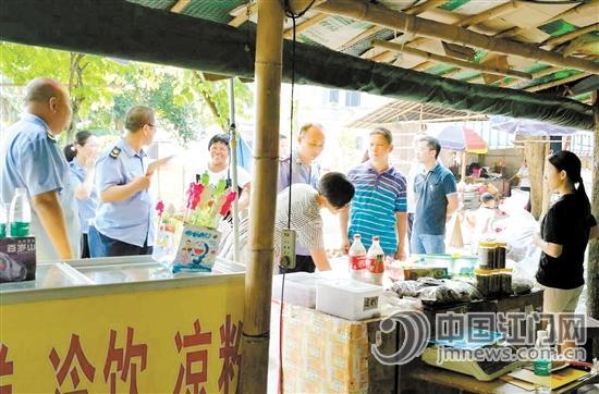 開平市工商部門赴景區(qū)開展消費檢查行動。 伍安平 攝