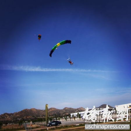 張開大傘，對(duì)于菜鳥來說，就是享受的階段。（美國(guó)《僑報(bào)》）