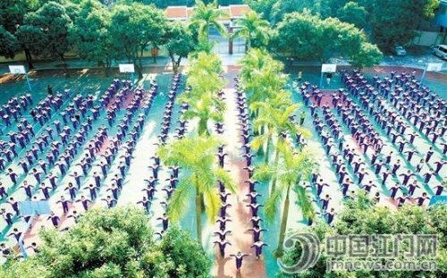 學(xué)生的大課間活動(dòng)。黃漢明 攝