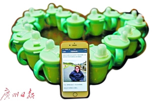  Ben的照片和廠家生產(chǎn)的藍(lán)色水杯。