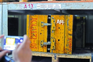 Ben所用杯子的模具安放在倉(cāng)庫(kù)里。