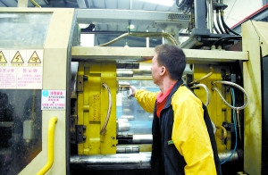 這臺(tái)注塑機(jī)里將生產(chǎn)Ben所用的杯子。