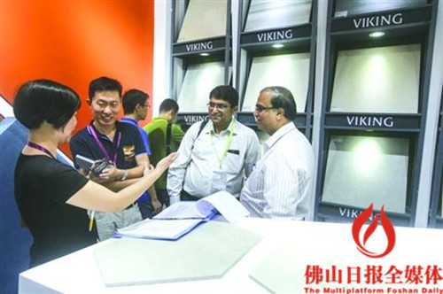 陶博會(huì)會(huì)場(chǎng)之一的中國(guó)陶瓷城A館，外國(guó)采購(gòu)商正在與展館負(fù)責(zé)人商談合作。(資料圖片)/佛山日?qǐng)?bào)記者王偉楠攝