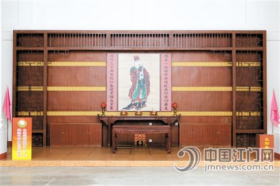 祠堂內(nèi)供奉著雷、方、鄺三姓始祖畫像。