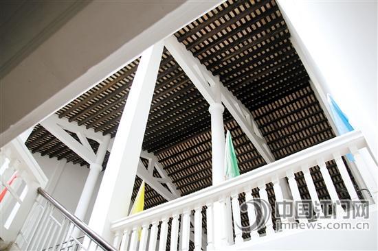 后座有兩層，屋頂是惟一一處沿用古老祠堂建造風(fēng)格之處。