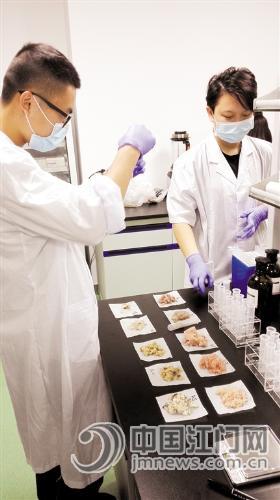 縣級食品藥品監(jiān)管所快篩快檢分中心開展水產(chǎn)品快速檢測。