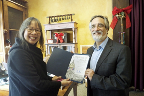 “華聲樂器”馬文蕙獲頒“傳奇商業(yè)”賀狀。(美國《世界日報》/關(guān)文杰 攝)