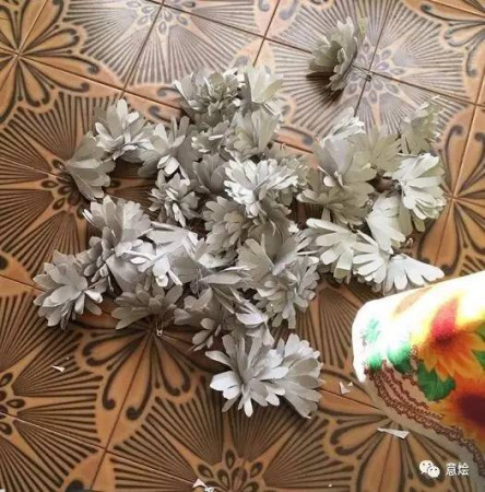 眾多僑胞正為明日即將舉辦的祭奠活動緊張籌備著。(《歐洲時報(bào)意大利版》公眾號/讀者供圖)