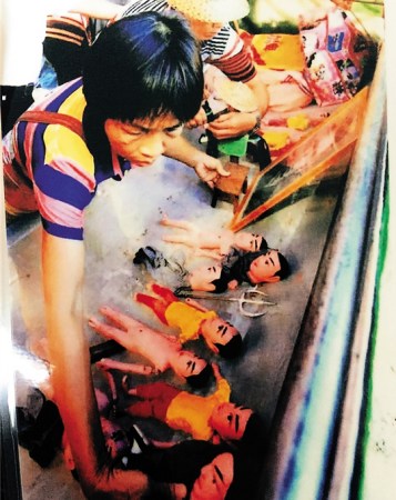 演出前，韓丹桂仔細擺弄戲中需要的公仔。