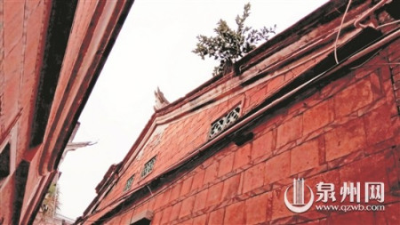 在旁邊小巷中，抬頭就見濟(jì)陽(yáng)別墅檐角飛揚(yáng)。