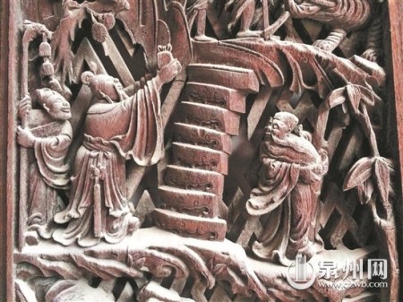 別墅窗欞上的木雕刀法嫻熟，栩栩如生。