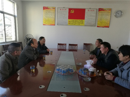 在長(zhǎng)江村座談 在長(zhǎng)江村座談