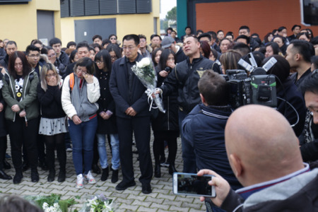 張瑤的叔叔舉著鮮花，呼喚著張瑤的名字，悲痛不已。（法國(guó)《歐洲時(shí)報(bào)》/張銳 方曼青 攝）