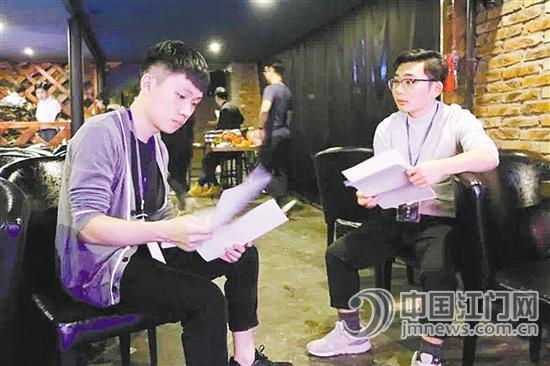 演出前周俊全(右)和陳博宇(左)對劇本作最后確認(rèn)。