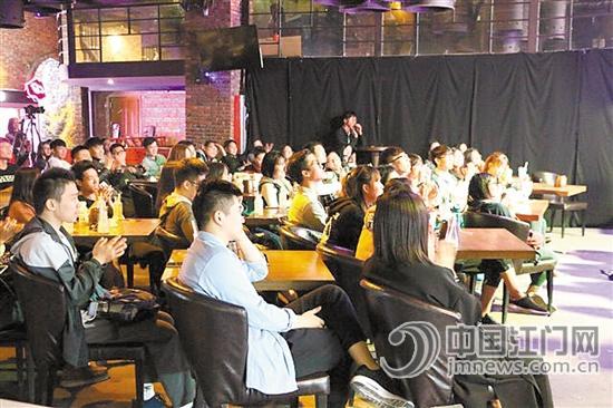 演出現(xiàn)場座無虛席。