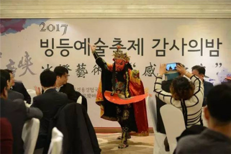 精心準備的中國傳統(tǒng)演出、感恩抽獎環(huán)節(jié)將活動氣氛推向高潮