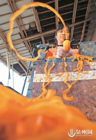 機器削皮，提高效率。