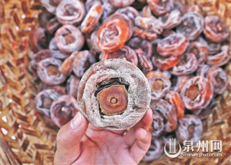 經(jīng)過近兩個月日曬夜露，曬制成柿餅。