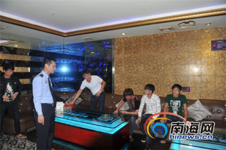 文昌市嚴(yán)厲打擊涉毒的娛樂場(chǎng)所。通訊員田和新攝