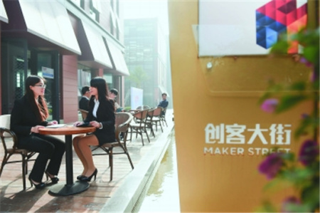 13日，在晉江市創(chuàng)客大街，幾名來(lái)自泉州理工學(xué)院的學(xué)生在準(zhǔn)備首屆海峽杯(晉江)創(chuàng)新創(chuàng)業(yè)大賽路演材料。她們將就一個(gè)APP自動(dòng)百葉窗項(xiàng)目進(jìn)行路演。 　　2016年以來(lái)，傳統(tǒng)制造業(yè)基地晉江市抓住海絲核心區(qū)建設(shè)發(fā)展機(jī)遇，以創(chuàng)新轉(zhuǎn)型、跨越發(fā)展為主線，通過(guò)形式多樣的創(chuàng)新創(chuàng)業(yè)大賽和一攬子吸引人才的優(yōu)惠政策，不斷激發(fā)各類人才創(chuàng)新創(chuàng)業(yè)的活力和激情，推進(jìn)大眾創(chuàng)業(yè)、萬(wàn)眾創(chuàng)新，全力打造國(guó)際化創(chuàng)新型品質(zhì)城市。宋為偉 攝影報(bào)道