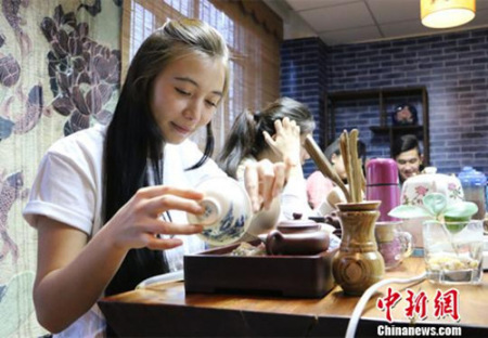 來自烏茲別克斯坦的瑪夫杜娜在茶藝課上練習(xí)?！」⒌さ?攝