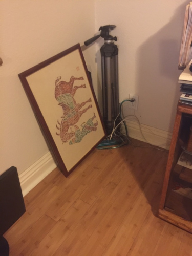 書房?jī)?nèi)100多磅(近100斤)重平常至少需要兩個(gè)大漢才扛得動(dòng)的保險(xiǎn)箱整個(gè)不翼而飛。（美國《世界日?qǐng)?bào)》/梁太太提供）