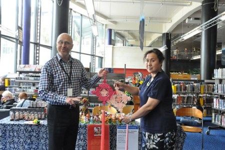 惠靈頓市圖書館負(fù)責(zé)人用“心與心相交”表達(dá)對(duì)中新兩國(guó)友誼和遼西繩結(jié)技藝的美好祝福