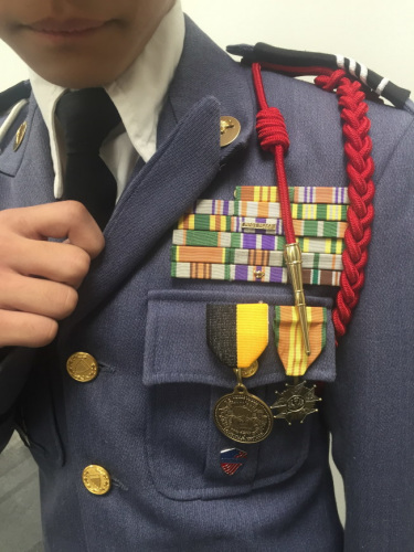 魏旭陽的制服上胸前掛滿履歷章。(美國《世界日報》/劉大琪 攝)