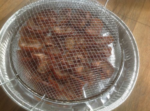 曬柿子的裝備，檔住灰塵。(美國《僑報》/趙婆婆提供)