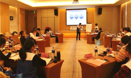 黃華春介紹泉州市僑青會(huì)工作經(jīng)驗(yàn)和創(chuàng)新舉措 黃華春介紹泉州市僑青會(huì)工作經(jīng)驗(yàn)和創(chuàng)新舉措