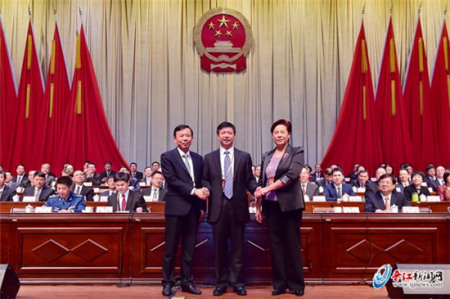 　晉江市委書(shū)記劉文儒(中)與晉江市第十六屆人大常委會(huì)主任陳健倩(右)、晉江市第 十七屆人大常委會(huì)主任洪于權(quán)(左)合影。