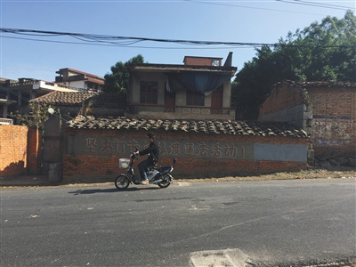 長樂市潭頭鎮(zhèn)，因為偷渡屢禁不絕，當?shù)卮蠼稚纤M了打擊偷渡的標語。攝影/新京報記者 羅婷