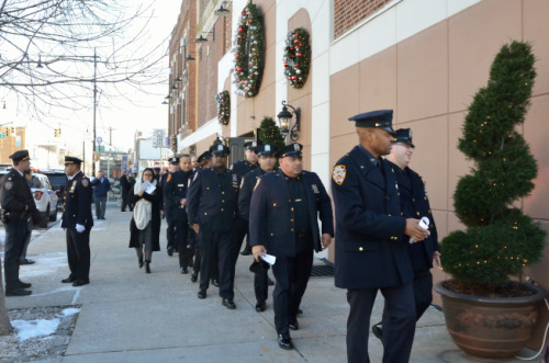 數(shù)百名市警20日齊聚皇后區(qū)格蘭岱的教堂，悼念華警劉文健與搭檔拉莫斯。(美國《世界日報》/朱澤人 攝)